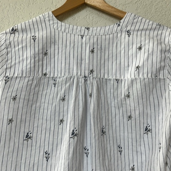 Maurices Long Sleeve Blouse Floral Striped Cotton White and Blue size Medium - Picture 12 of 12